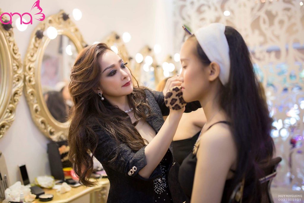 dạy trang điểm tại Ana Beauty Academy