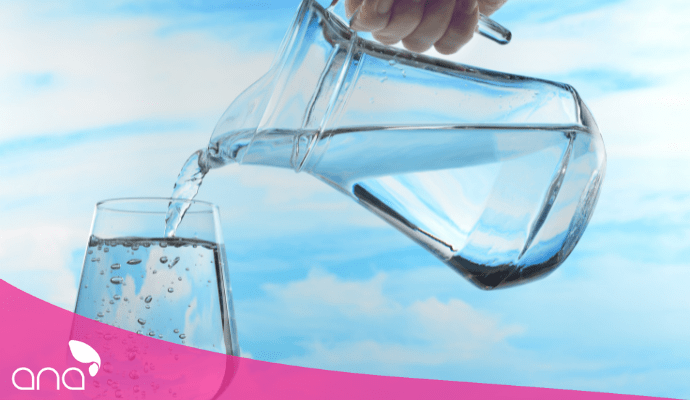 uống nhiều nước để môi nhanh chóng phục hồi