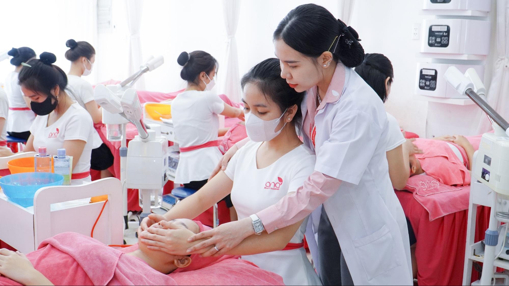 Cô Hồng Uyên tận tay hướng dẫn các bạn học viên tại Ana Beauty Academy