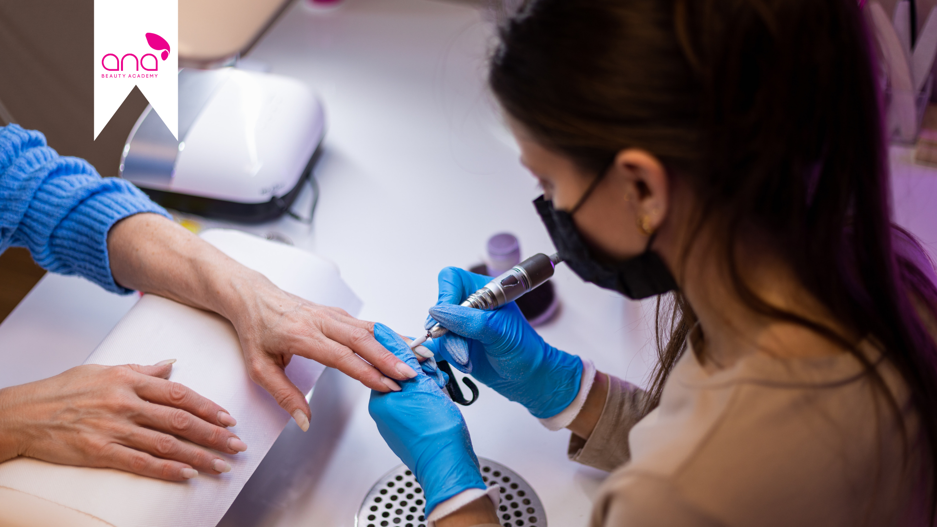 Thợ làm nails là nghề không thể bị AI thay thế