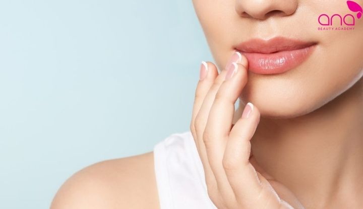 Bôi vitamin E lên môi giúp dưỡng ẩm và làm mềm da bong sau xăm (Nguồn: Internet) 