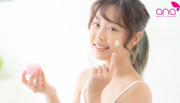 Dưỡng ẩm giúp duy trì hàng rào bảo vệ và hạn chế da tiết dầu  (Nguồn: Internet)