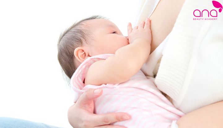 Giúp mẹ cho bé bú đúng cách, phòng tắc tia sữa và nứt đầu ti (Nguồn: Internet)