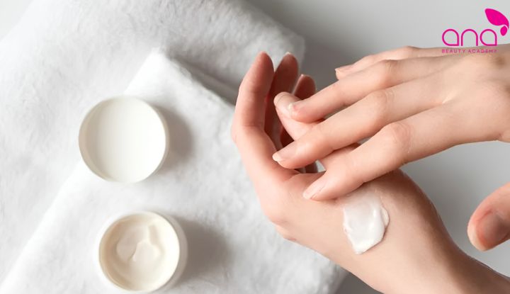 Kem dưỡng hỗ trợ cấp ẩm và cải thiện màu da (Nguồn: Internet)