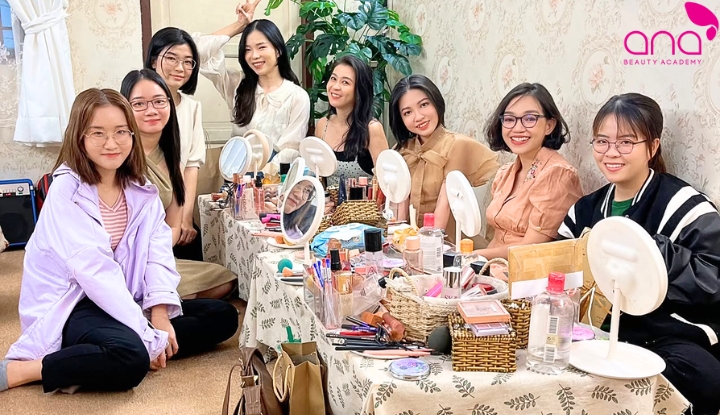 Kết hợp chăm sóc da và trang điểm theo đường nét khuôn mặt (Nguồn: Internet)