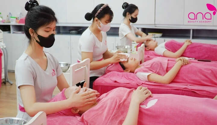 kỹ thuật viên spa chăm sóc da