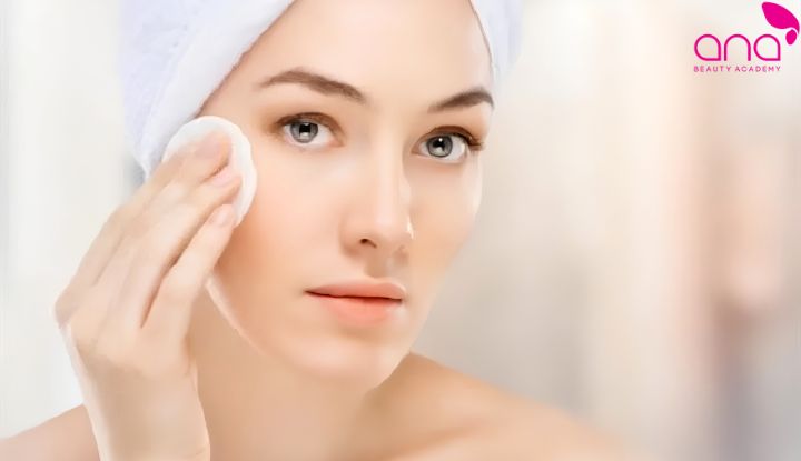 Loại bỏ kem chống nắng và lớp trang điểm (Nguồn: Internet)