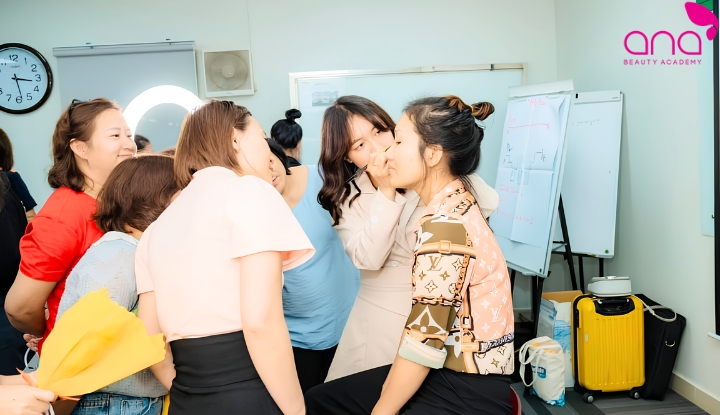 Lớp makeup cá nhân linh hoạt theo ca học và xu hướng (Nguồn: Internet)