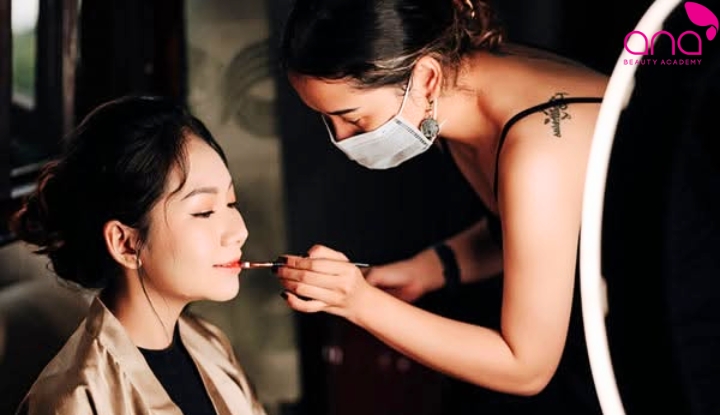 Lớp makeup linh hoạt tại tiệm hoặc học riêng tại nhà (Nguồn: Internet)