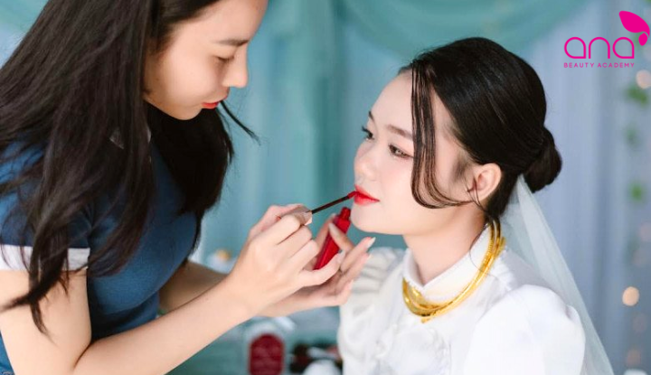 Makeup cô dâu là hướng nghề phổ biến với nhu cầu ổn định (Nguồn: Internet)