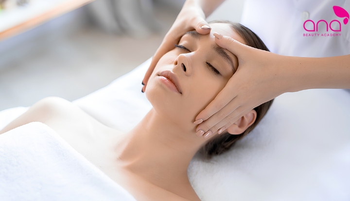 Massage da mặt mang lại cảm giác thư giãn, giảm căng thẳng (Nguồn: Internet)