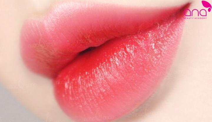 Phun môi màu đỏ hồng có ưu điểm gì?