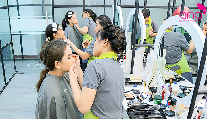 Môi trường spa, salon giúp người mới rèn tay nghề trên khách thật (Nguồn: Internet)