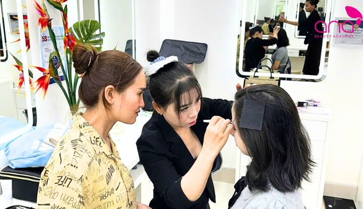 New Gem kết hợp đào tạo trang điểm, làm tóc và hỗ trợ dụng cụ (Nguồn: Internet)