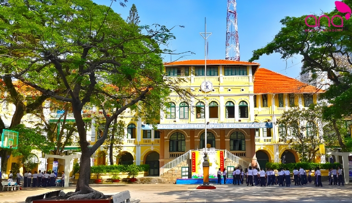 Nhận bằng cấp 3 tại trường THPT