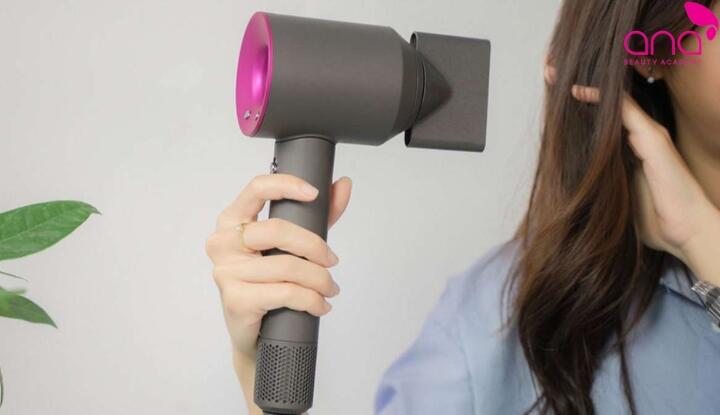 Cách dùng máy sấy tạo độ phồng tự nhiên