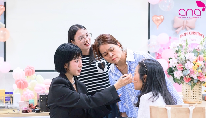 Thực hành trực tiếp và sửa lỗi trên khuôn mặt học viên (Nguồn: Internet)