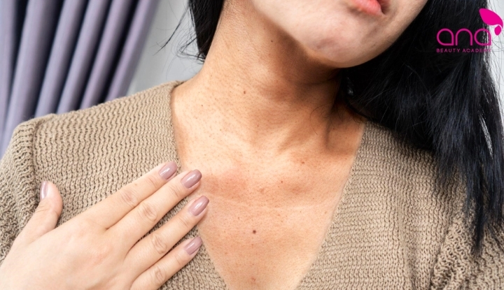 Tia UV phá hủy collagen, khiến da cổ nhăn và sạm màu (Nguồn: Internet)