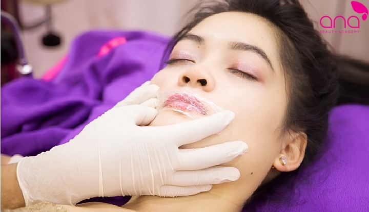 Ủ tê môi trước khi thực hiện