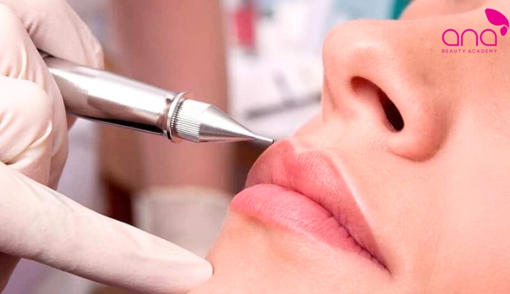 Dặm lại màu khi môi phai, nhạt theo thời gian