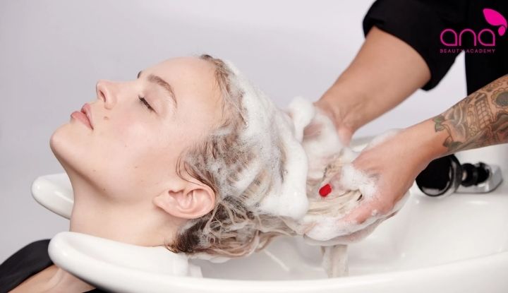 làm sạch tóc trước khi phục hồi