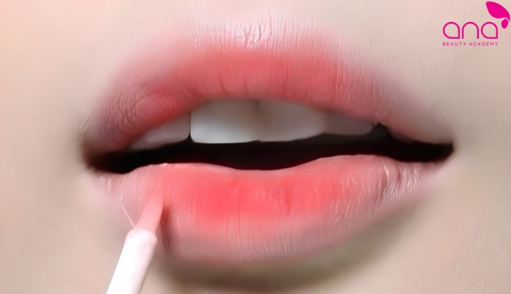 Trang điểm tạo dáng môi trái tim