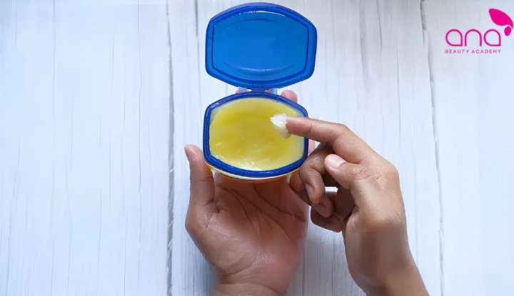 Vaseline tẩy thuốc nhuộm dính trên da