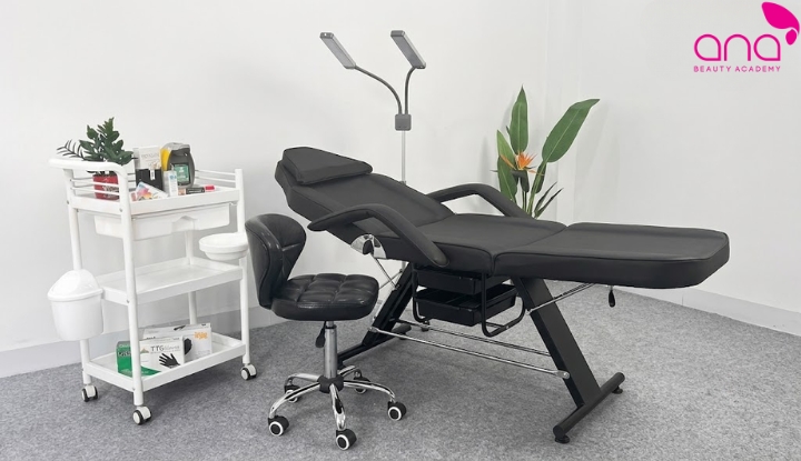 Giường ghế và đèn phun xăm
