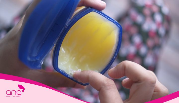 Dùng Vaseline tháo keo nối mi