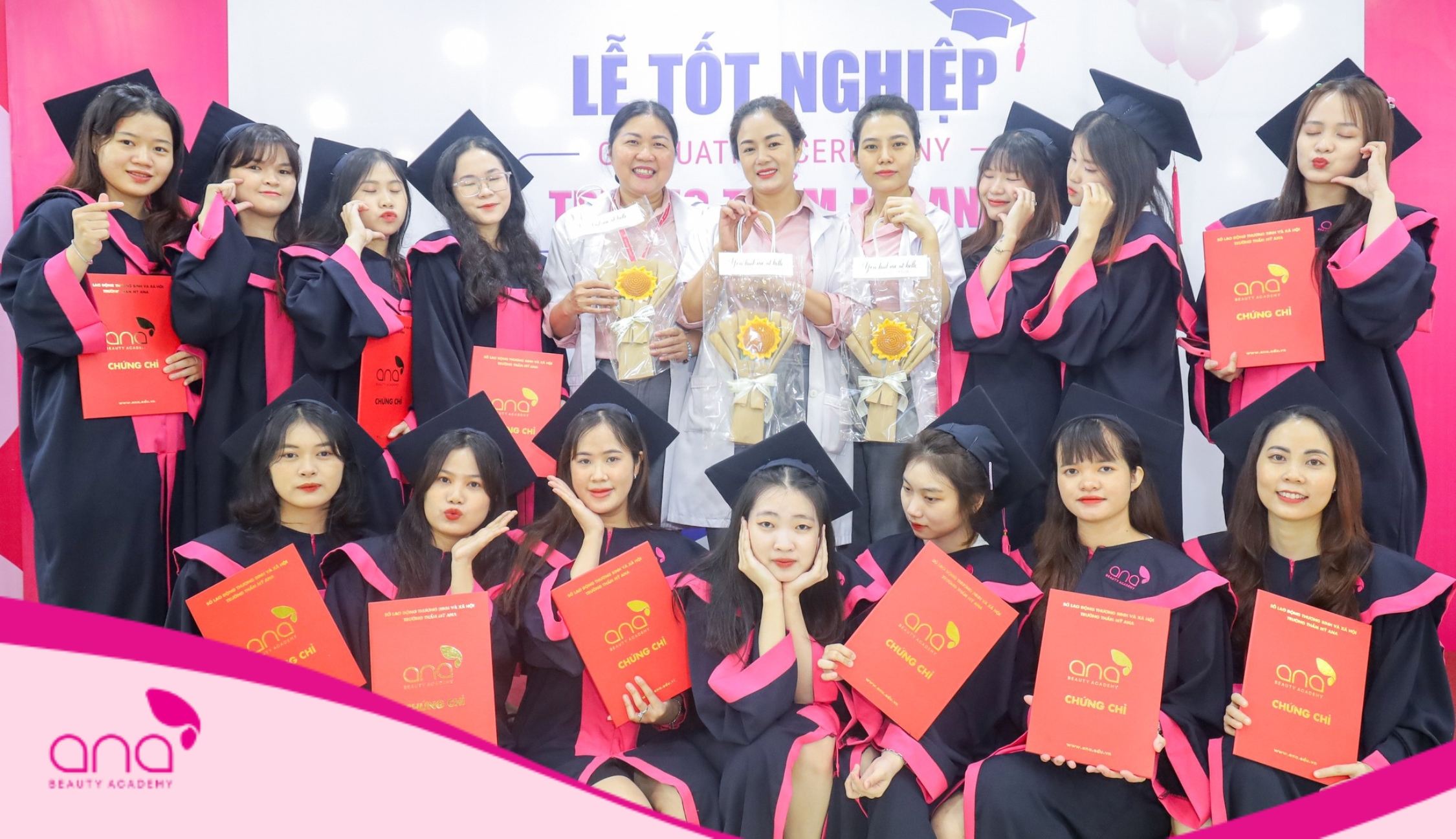 Hai cô gái trẻ trong ngày tốt nghiệp