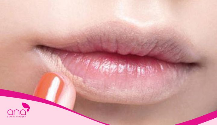 Dùng kem che khuyết điểm để thu gọn viền môi