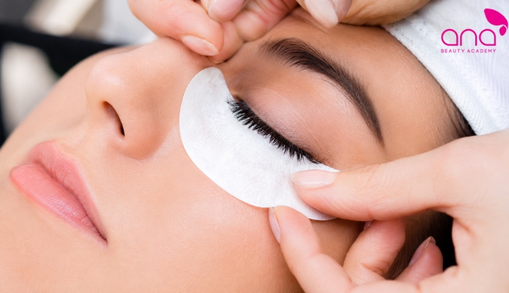 Cố định mi dưới bằng gel pad chuyên dụng