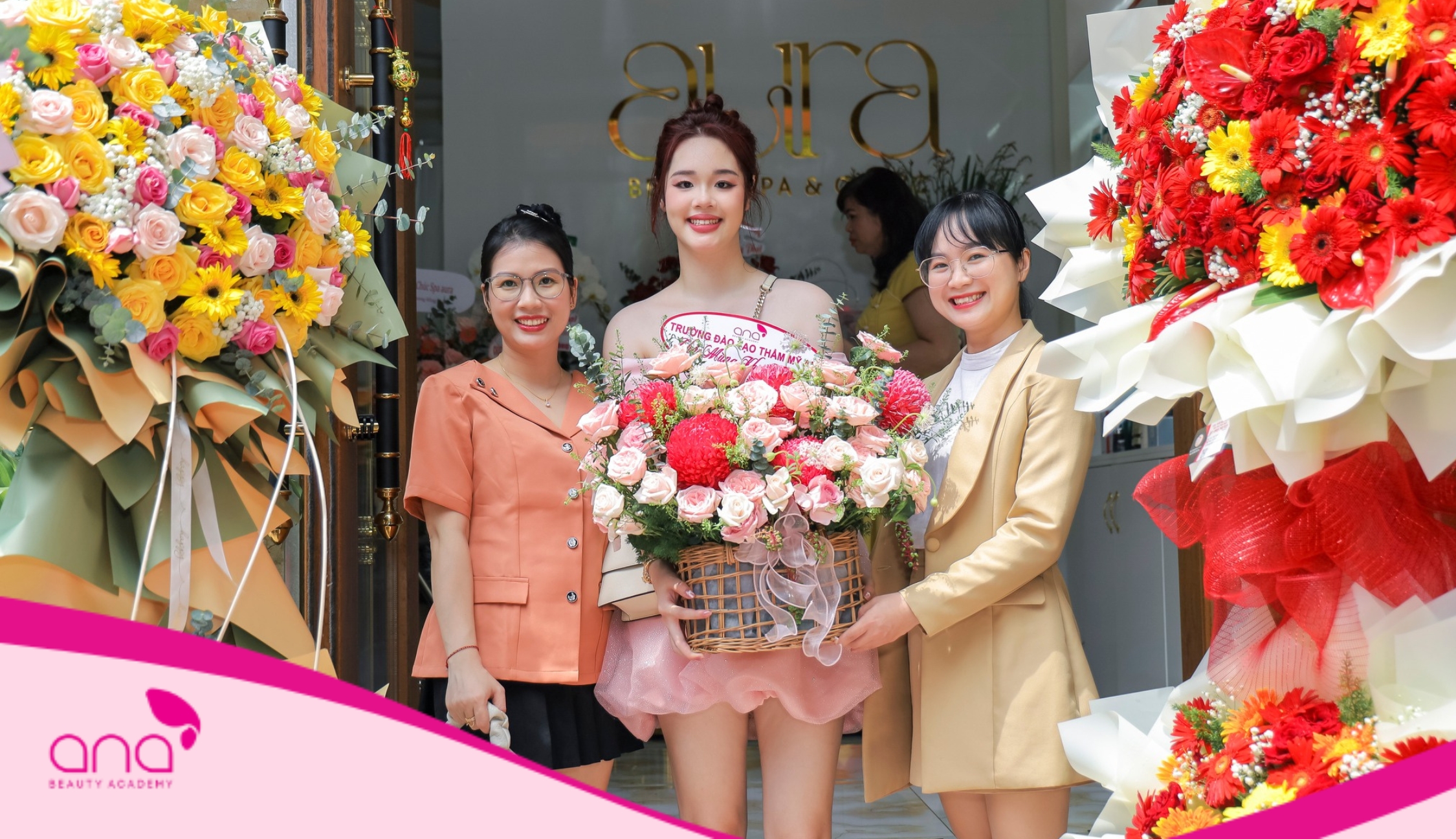 Minh Thư trong ngày khai trương