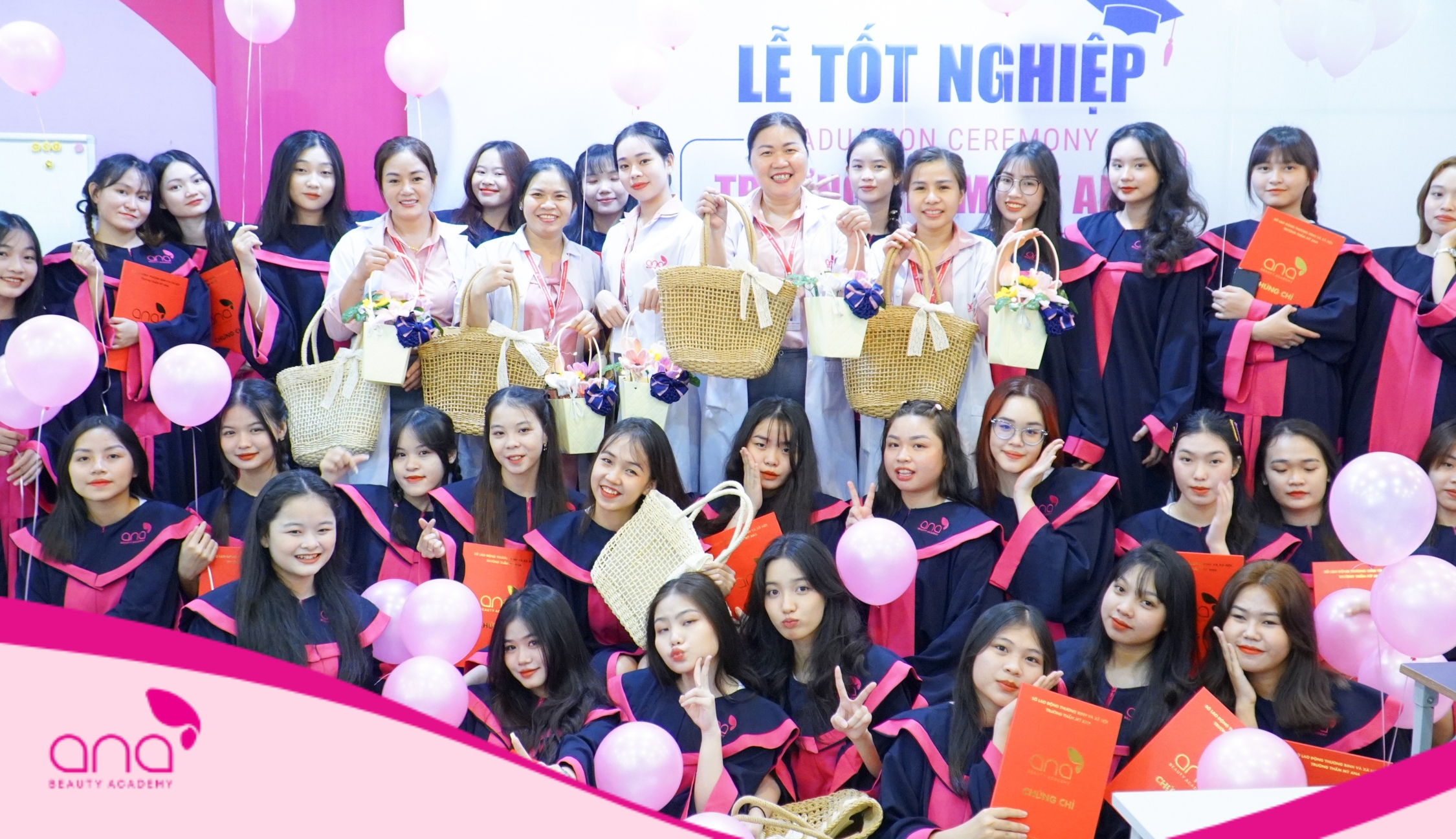 Minh Thư trong ngày tốt nghiệp cùng khoá KC210