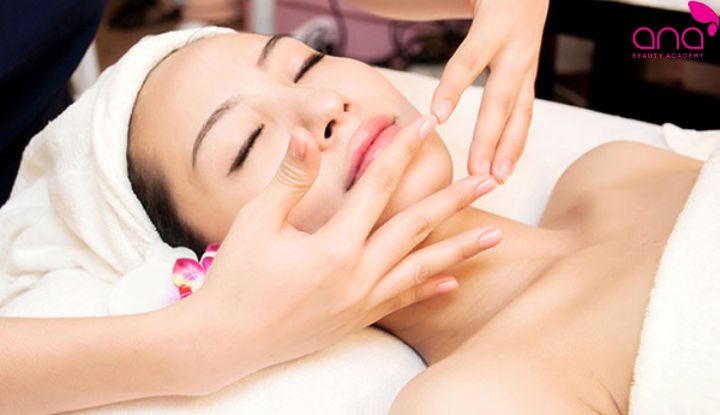 Các động tác massage nhẹ nhàng giúp cơ mặt thư giãn (Nguồn: Internet)