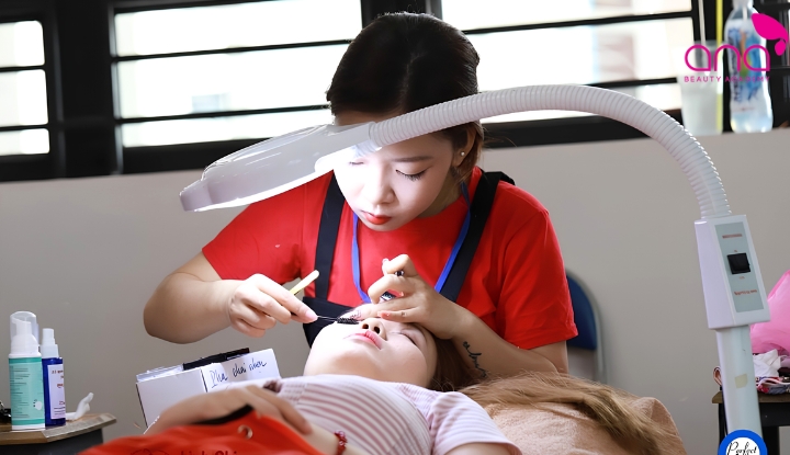 Học nối mi trong môi trường spa thực tế với quy mô nhỏ (Nguồn: Internet)