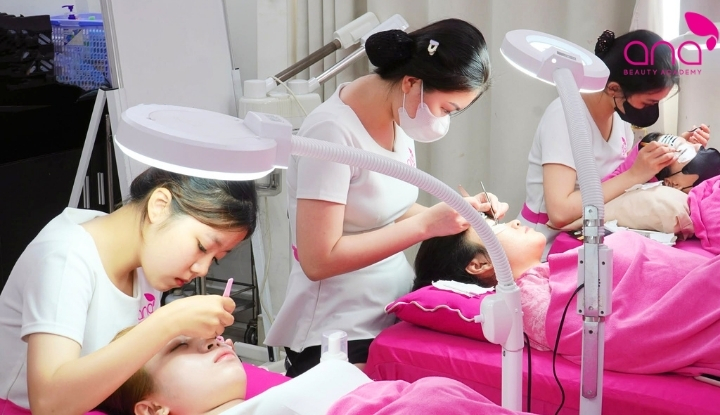 Khóa nối mi thực hành mẫu thật, có chứng chỉ và hỗ trợ việc làm