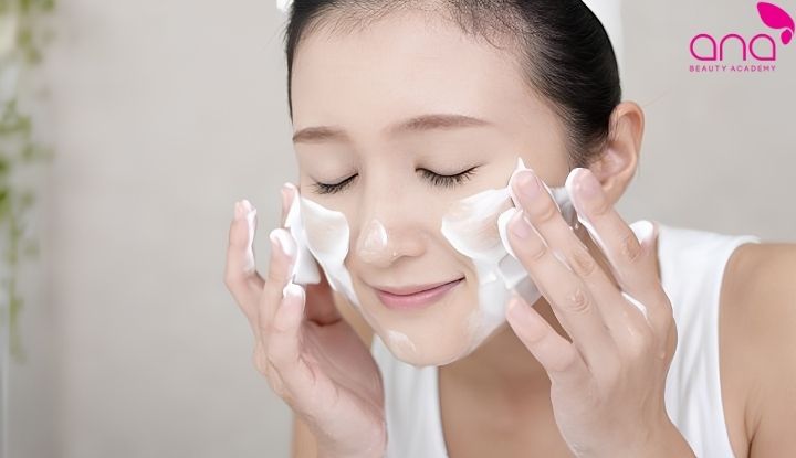 Loại bỏ dầu thừa và bụi bẩn để tạo bề mặt da sạch trước khi makeup (Nguồn: Internet)