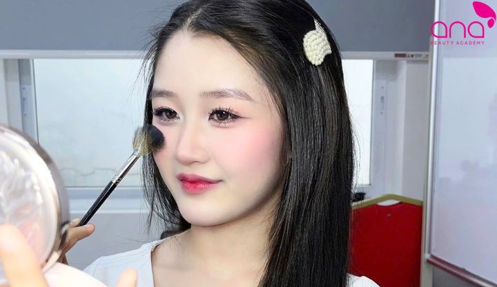 Má hồng bổ sung sắc tươi tắn và giúp tổng thể gương mặt trông tự nhiên (Nguồn: Internet)