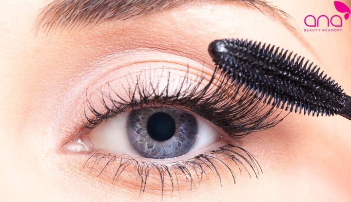 Mascara giúp hàng mi cong, rõ nét và tạo cảm giác đôi mắt to hơn (Nguồn: Internet)