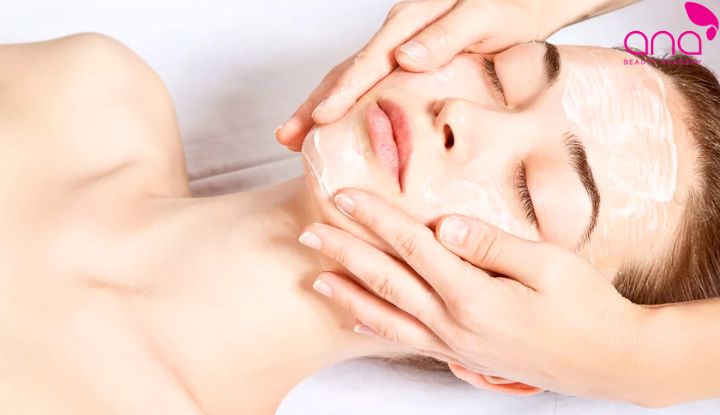 Một trong các bước chăm sóc da cơ bản tại spa làm sạch da (Nguồn: Internet)