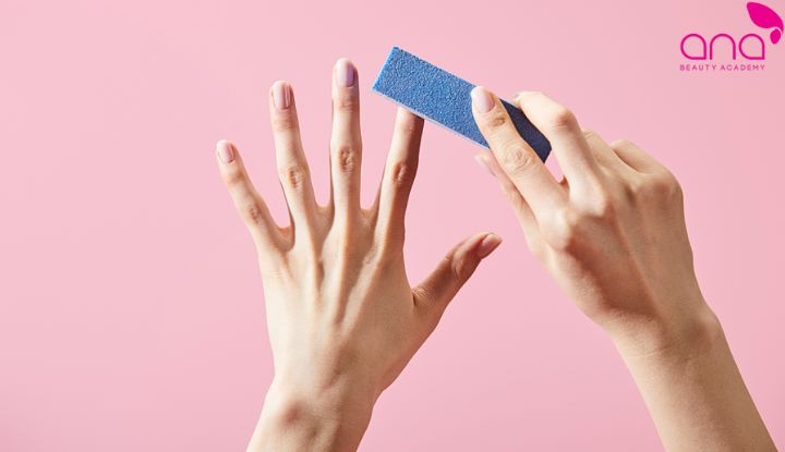 Các bước làm nail tại nhà giúp lớp sơn bám đều (Nguồn: Internet)