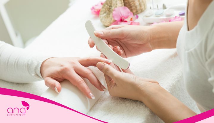 Cắt móng tay và dũa định hình