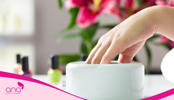Ngâm tay và vệ sinh tay làm nail