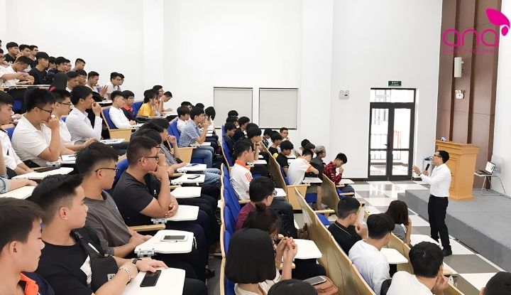 Sinh viên làm thủ tục rút hồ sơ chuyển trường