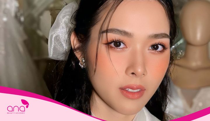 Tone cam đất kết hợp tóc búi cao thanh lịch