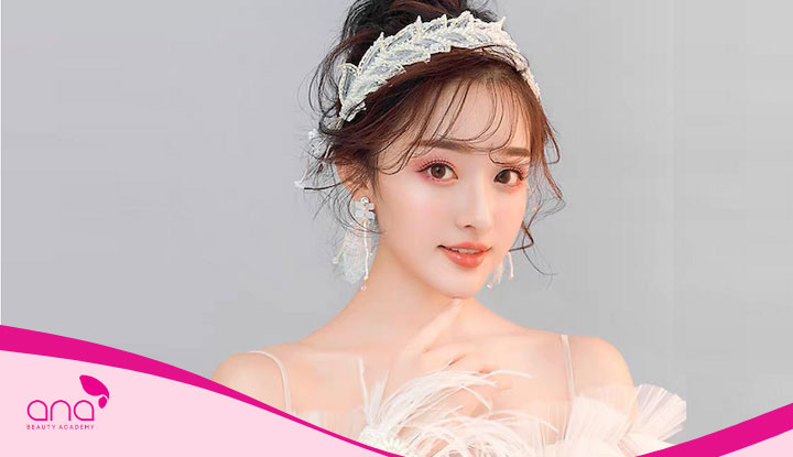 Trang điểm tone hồng phấn, tóc thả xoăn nhẹ