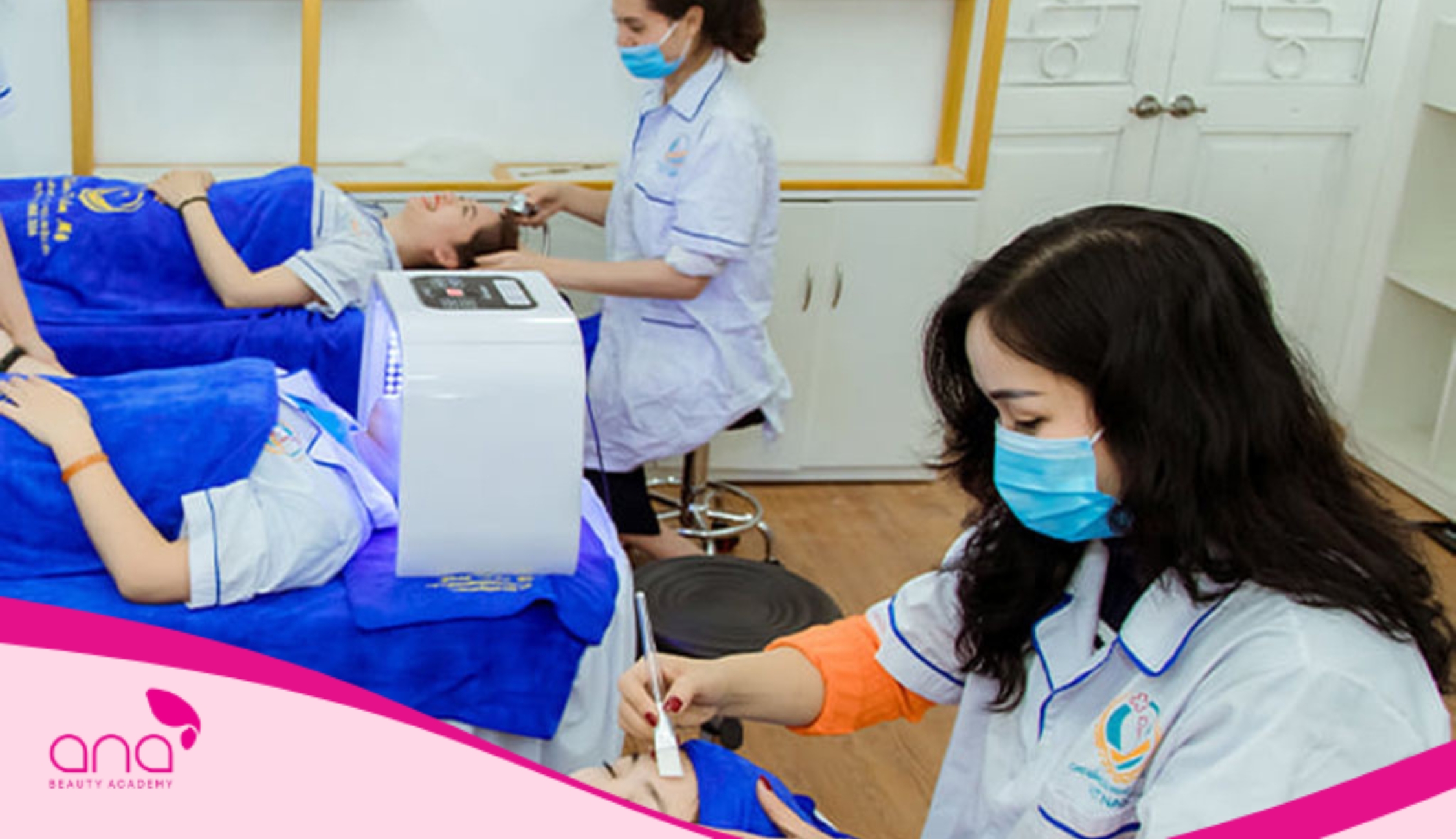 Khoá học gội đầu tại Cao Đẳng Công Nghệ Y Dược Việt Nam