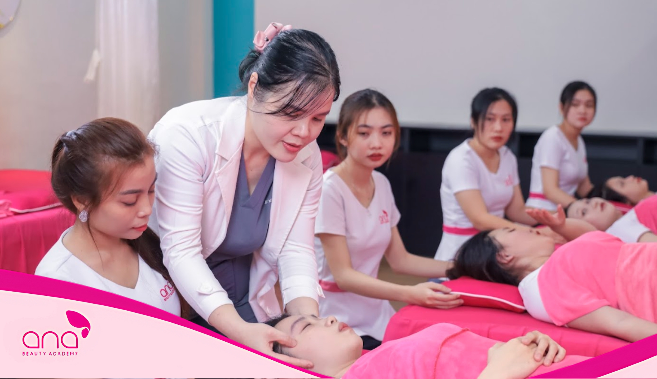 Tai-ANA-hoc-vien-massage-tri-lieu-duoc-hoc-cung-cac-y-bac-si-hang-dau