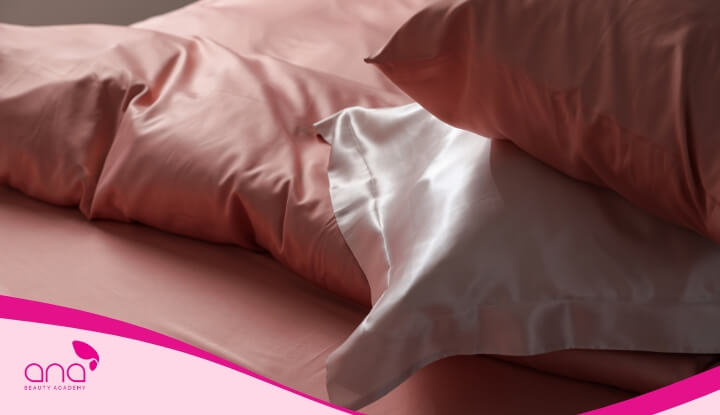 Bụi bẩn và vi khuẩn tích tụ trên vỏ gối có thể bám vào làm tóc trở nên bết dính